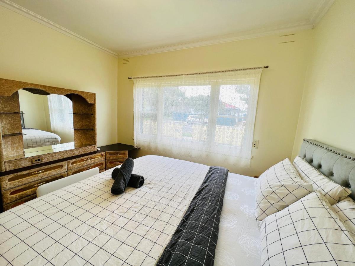 Cosy 4Br Home 15 Minutes Away From Melbourne Airport St Albans Екстериор снимка