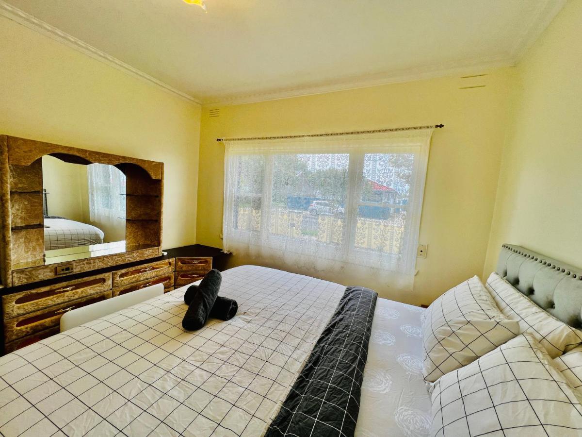 Cosy 4Br Home 15 Minutes Away From Melbourne Airport St Albans Екстериор снимка